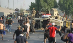 Des manifestants font face aux forces de sécurité irakiennes, le 3 octobre 2019 à Bagdad