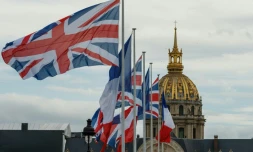 Drapeaux de la France et du Royaume-uni le 19 septembre 2023 devant l'Hôtel des Invalides à Paris 