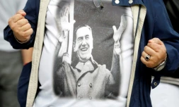 Un manifestant porte un T-shirt à l'effigie de l'ancien président argentin Juan Alberto Peron lors d'un rassemblement antigouvernemental à Buenos Aires, en avril 2019