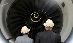 Des visiteurs du salon du Bourget devant le moteur d'un Airbus A330 MRTT, le 18 juin 2019