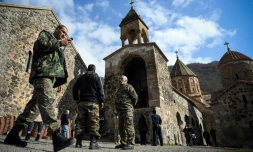 Des soldats arméniens devant le monostÚre orthodoxe de Dadivank, datant des XIIe-XIIIe siÚcles, le 12 novembre 2020, dans les alentours de Kalbajar, une zone qui va repasser sous contrÎle des forces azerbaïdjanaises le 15 novembre, selon l'accord de cessez-le-feu au Nagorny Karabakh