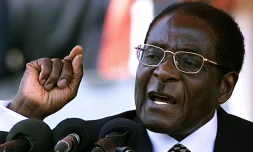 Robert Mugabe aux funérailles de son ancien vice-président Vengesayi Muzeda, le 24 septembre 2003 à Harare