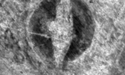 Image fournie le 15 octobre 2018 par l'Institut norvégien pour la recherche sur le patrimoine culturel (Niku) montrant la forme d'un bateau viking détectée à l'aide d'un radar, à environ 50 cm sous terre 