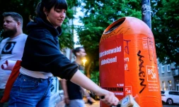 Des membres du mouvement écologiste Letzte Generation, dont la candidate Carla Hinrichs (c), collent des affiches de campagne pour les européennes, le 21 mai 2024 à Berlin