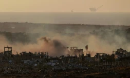 De la fumée est visible au-dessus de bâtiments détruits dans la bande de Gaza lors d'un bombardement israélien, le 21 mai 2025
