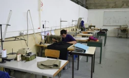 Un détenu dans un atelier de couture le 29 octobre 2015 à la maison d'arrête de Fleury-Mérogis 