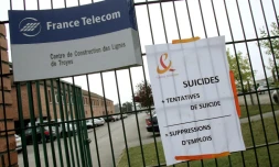 L'entrée du centre de construction des lignes de Troyes, le 10 septembre 2009 après le suicide de plusieurs salariés de l'entreprise