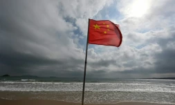 Un drapeau chinois sur une plage de l'Ăźle de Pingtan, le point de la Chine continentale le plus proche de l'Ăźle de TaĂŻwan, dans la province chinoise du Fujian, le 15 octobre 2024.