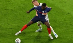 Le milieu de terrain français Paul Pogba, aux prises avec son homologue allemand Toni Kroos, lors de leur match (groupe F) de l&rsquo;Euro 2020, le 15 juin 2021 à Munich