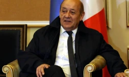 Le ministre de la Défense  Jean-Yves Le Drian lors d'une rencontre avec des officiels kurdes à Arbil, le 11 avril 2016