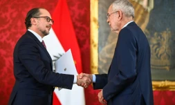 Le nouveau chancelier allemand Alexander Schallenberg (g) et le président autrichien Alexander Van der Bellen, lors d'une cérémonie d'investiture au palais présidentiel, le 11 octobre 2021 à Vienne