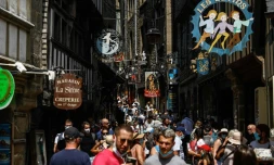 Touristes et visiteurs, certains portant un masque, se rassemblent dans le centre du Mont-Saint-Michel (Nord-ouest de la France), le 22 juillet 2021