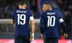 Les attaquants de l'équipe de France Karim Benzema et Kylian Mbappé, lors d'un match contre le Kazakhstan, le 13 novembre 2021 au Parc des Princes