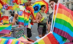 Un homme vend des drapeaux couleur arc-en-ciel lors de la gay pride à Paris, le 24 juin 2017