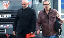 Christophe Ellul, à gauche, et son avocat Alexandre Novion arrivent au tribunal de Soissons, le 3 mars 2026 dans l'Aisne