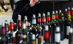 Un journaliste chinois goûte les primeurs 2020 du Chateau de Rouillac à Léognan, en Gironde, le 26 avril 2021