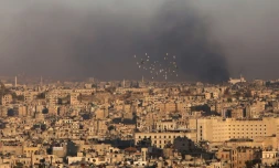 Une vue générale d'Alep où l'on voit de la fumée liée aux combats entre le régime et les rebelles, le 3 décembre 2016