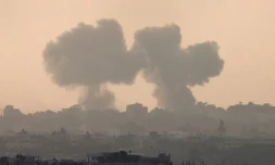 Une photo prise depuis la ville israélienne de Sdérot montre les nuages provoqués par un bombardement israélien sur Gaza le 22 octobre 2023