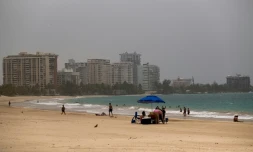 Un vent de sable du désert du Sahara enveloppe la ville de San Juan, à Porto Rico, le 22 juin 2020