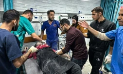 Des médecins s'occupent d'un blessé après une attaque israélienne à l'hôpital Kamal Adwan à Beit Lahia dans le nord de la bande de Gaza, le 21 novembre 2024