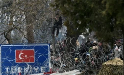 Des migrants attendent du coté turc de la frontière avec la Grèce, le 29 février 2020 