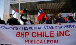 Manifestation de travailleurs de la mine de cuivre d'Escondida devant les bureaux du groupe anglo-australien BHP à Santiago (Chili), le 27 mai 2021