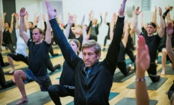 Henrik Bunge (c), directeur général de la marque de vêtements Björn Borg, lors d'une classe de yoga, le 26 janvier 2018 à Stockholm