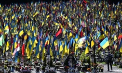 Le cimetière militaire Lychakiv, à Lviv, décoré de drapeaux ukrainiens, le dimanche de Pâques, le 20 avril 2025