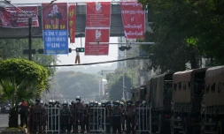 La police anti-émeute bloque les routes lors d'une manifestation à Rangoun contre le coup d'Etat militaire, le 26 février 2021