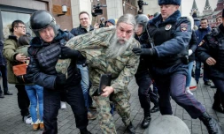 La police anti-émeute interpelle un manifestant à Moscou le 5 novembre 2017