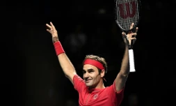 Le Suisse Roger Federer bras levés aprÚs sa victoire face à l'Australien Alex De Minaur en finale du tournoi de Bùle, le 27 octobre 3019