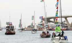 Des militants propalestiniens à bord de bateaux de la "flottille pour Gaza", quittent le port Vell à Barcelone, en Espagne, le 12 avril 2026