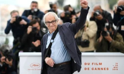 Le réalisateur britannique Ken Loach lève le poing devant les photographes pour le film "Sorry We Missed You" lors de la 72e édition du Festival de Cannes, le 17 mai 2019