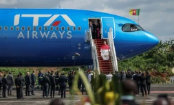 Le pape Léon XIV arrive au Cameroun, deuxiÚme étape de sa tournée africaine, à Yaoundé, le 15 avril 2026