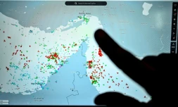 Une personne montre du doigt l'emplacement du détroit d'Ormuz sur le site Marinetraffic, le 4 mars 2026 à Paris