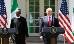 Le président américain Donald Trump et son homologue nigérian Muhammadu Buhari arrivent pour une conférence de presse à la Maison Blanche le 30 avril 2018.