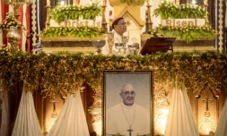Le cardinal Charles Maung Bo, archevêque de Rangoun, prie à la mémoire du pape François à la cathédrale Saint-Marie, le 22 avril 2025 en Birmanie