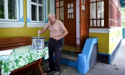 Un électeur vote devant sa maison dans le village de Gura Bicului, à 70 kilomètres de la capitale moldave Chisinau, le 11 juillet 2021