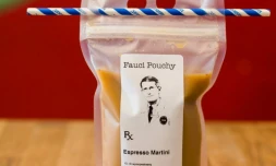 Le cocktail "Fauci Pouchy", en l'honneur de l'épidémiologiste Anthony Fauci, créé et vendu par le bar "speakeasy" Capo à Washington, le 16 avril 2020