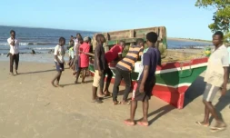 Image tirée d'une vidéo obtenue par l'AFPTV auprès de TVM, le 8 avril 2024, montrant le bateau qui a coulé au large de la côte nord du Mozambique, faisant au moins 97 morts