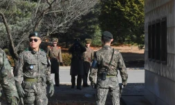 Des soldats nord-coréens font face à des soldats sud-coréens à Panmunjom, dans la zone démilitarisée (DMZ), le 24 novembre 2017