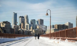 Des piétons bravent le froid à Minneapolis, le 29 janvier 2019 dans le Minnesota