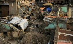 Un Népalais traverse les décombres du tremblement de terre à Katmandou, le 26 mai 2015