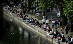 Une rive du canal Saint-Martin, le 24 mai 2020 Ă Paris