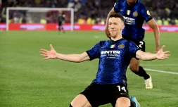 Le milieu croate de l'Inter Milan Ivan Perisic vient de marquer le 4e but de son équipe contre la Juventus en prolongation de la finale de la Coupe d'Italie, le 11 mai 2022 à Rome  