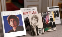 Photographie prise le 13 octobre 2016 montrant des livres du prix Nobel de littérature, Bob Dylan