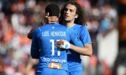 Les Marseillais Luis Henrique (g) et Matteo Guendouzi vainqueurs à Lorient le 8 mai 2022  