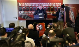 Le nouvel entraîneur de Rennes Rolland Courbis en conférence de presse, le 21 janvier 2016 à Rennes