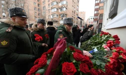 Des soldats russes déposent des roses rouges devant l'immeuble de l'"Ensemble Alexandrov" le 26 décembre 2016 à Moscou