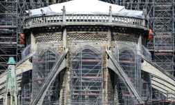 Des ouvriers sur le chantier de restauration de Notre-Dame gravement endommagée par un incendie, le 7 mai 2019 à Paris